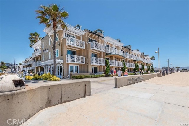 1300 The Strand, Hermosa Beach CA: https://media.crmls.org/medias/494241e6-dd08-4bb9-b62f-4f2535b97722.jpg