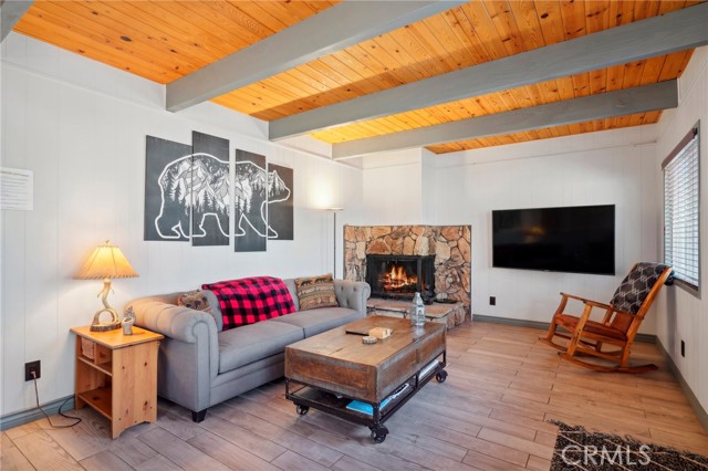 Detail Gallery Image 3 of 29 For 1670 Wolf Rd, Big Bear Lake,  CA 92315 - 2 Beds | 1/1 Baths