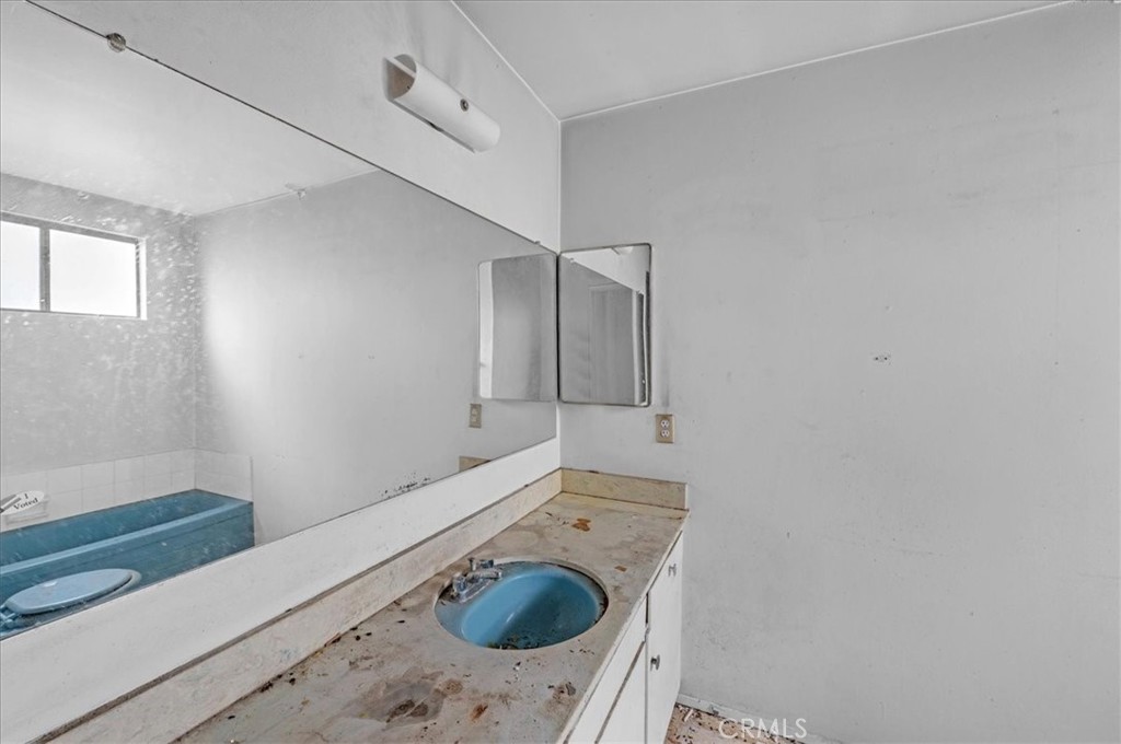 https://media.crmls.org/medias/494a2271-900c-4efb-a246-635a6192c59c.jpg?preset=X-Large