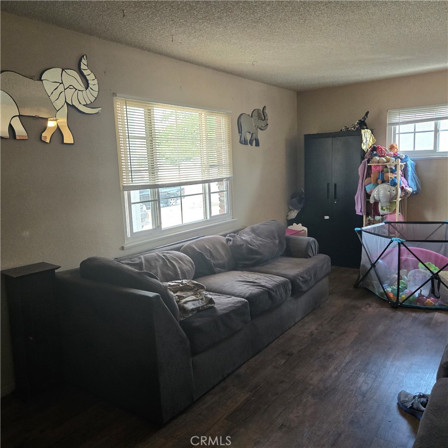 https://media.crmls.org/medias/494cafdc-b86b-4cb2-abc8-3e527b5428f5.jpg?preset=X-Large