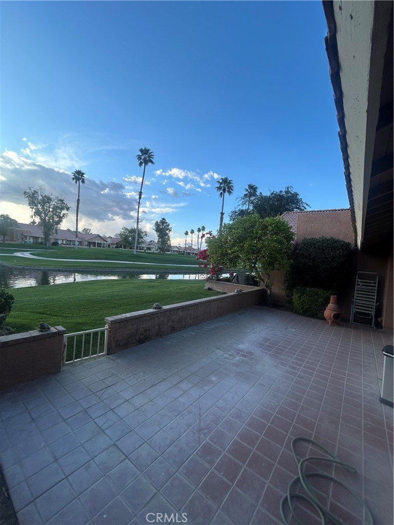 https://media.crmls.org/medias/494e3e53-74fc-46d5-a00f-d09e87356f2d.jpg?preset=X-Large