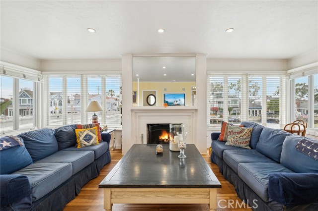 Detail Gallery Image 18 of 42 For 200 Grand Canal, Newport Beach,  CA 92662 - 4 Beds | 3 Baths