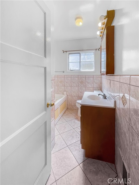 Detail Gallery Image 7 of 19 For 4048 Abourne Rd #B,  Los Angeles,  CA 90008 - 2 Beds | 1 Baths