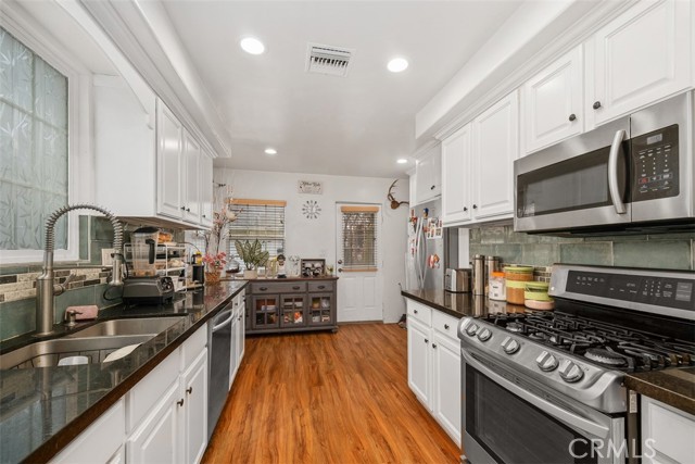 12343 Rives Avenue, Downey CA: https://media.crmls.org/medias/4956e810-cc13-4c72-8037-92d7a61100e9.jpg