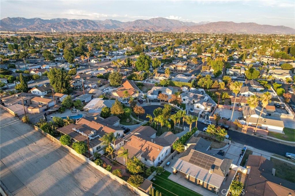 https://media.crmls.org/medias/49571797-7d8a-441e-a167-8935affd84a5.jpg?preset=X-Large
