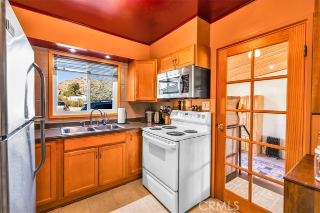 8427 Rock Haven Road, Joshua Tree CA: https://media.crmls.org/medias/4957f405-438c-4a4c-875d-dddd593f7a90.jpg