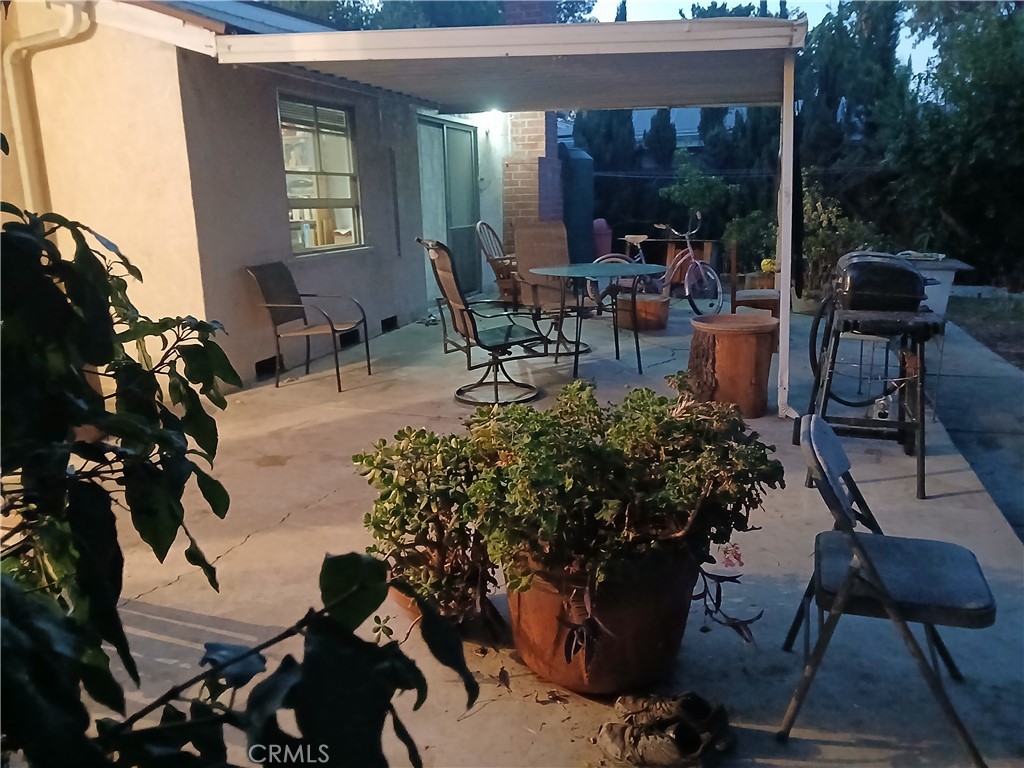 https://media.crmls.org/medias/49589497-d7a1-48c7-93ac-ce9726c816fa.jpg?preset=X-Large
