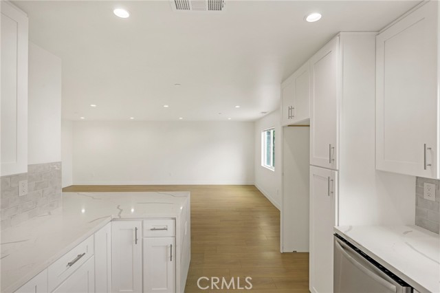 8144 Louise Avenue, Northridge CA: https://media.crmls.org/medias/495b92bb-7e1e-4f95-9544-412f43806155.jpg