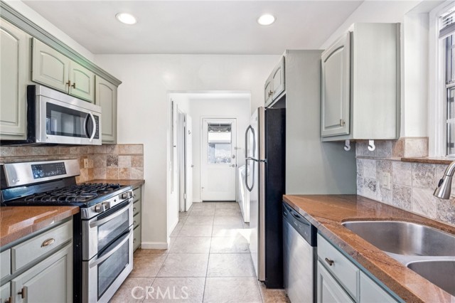 Detail Gallery Image 14 of 34 For 527 S Orchard Dr, Burbank,  CA 91506 - 4 Beds | 1/1 Baths