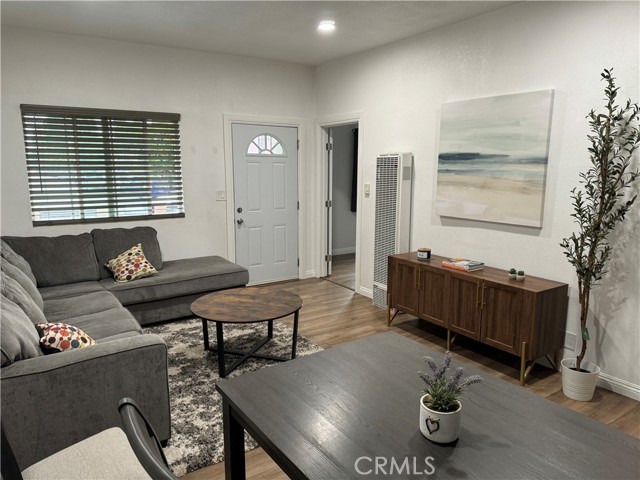 Detail Gallery Image 4 of 13 For 533 E 36th, Los Angeles,  CA 90011 - 4 Beds | 2 Baths