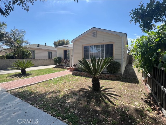 2085 Fashion Avenue, Long Beach CA: https://media.crmls.org/medias/4962b5de-0644-46fa-b336-0db93dfdb1be.jpg