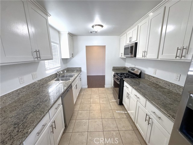 Detail Gallery Image 5 of 21 For 7823 Louise Ave, Northridge,  CA 91325 - 4 Beds | 2 Baths