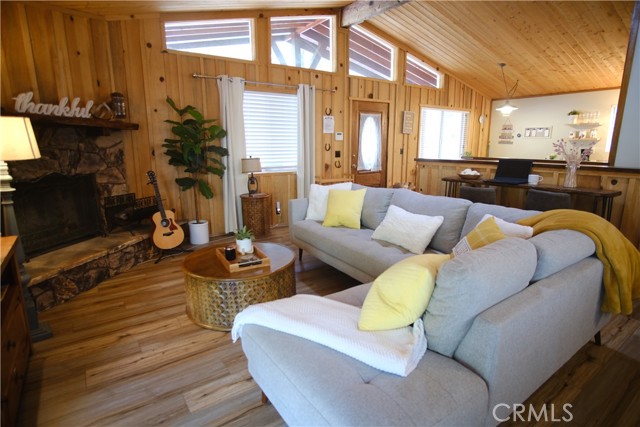 Detail Gallery Image 3 of 30 For 43354 Deer Canyon, Big Bear Lake,  CA 92315 - 3 Beds | 2/1 Baths