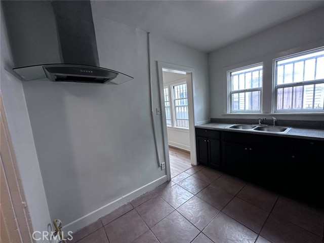 1805 W 35th Street, Los Angeles CA: https://media.crmls.org/medias/4966d1da-935f-47df-a8b9-85b4c393a1b3.jpg