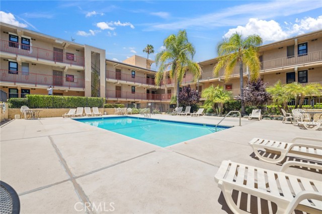 17000 Burbank Boulevard, Encino CA: https://media.crmls.org/medias/4967bc6b-66dc-48f3-aa06-fab6ecacc43d.jpg