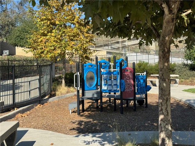 Detail Gallery Image 29 of 35 For 12745 Watt Ln #B,  Sylmar,  CA 91342 - 4 Beds | 3/1 Baths