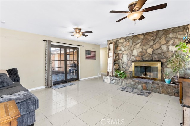 Detail Gallery Image 6 of 45 For 13447 Iroquois Rd, Apple Valley,  CA 92308 - 4 Beds | 3 Baths