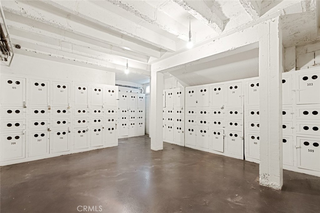 https://media.crmls.org/medias/49709e14-40b6-4f15-a35d-938d28e87b8e.jpg?preset=X-Large