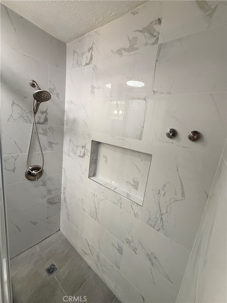 https://media.crmls.org/medias/49711b17-ddbe-4e19-9fa8-2a3bedde4a8f.jpg?preset=X-Large