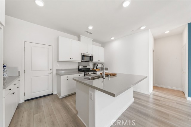 15901 Stresa Lane, Fontana CA: https://media.crmls.org/medias/49717f2e-3fa0-4ab6-9bb0-50051d99465c.jpg