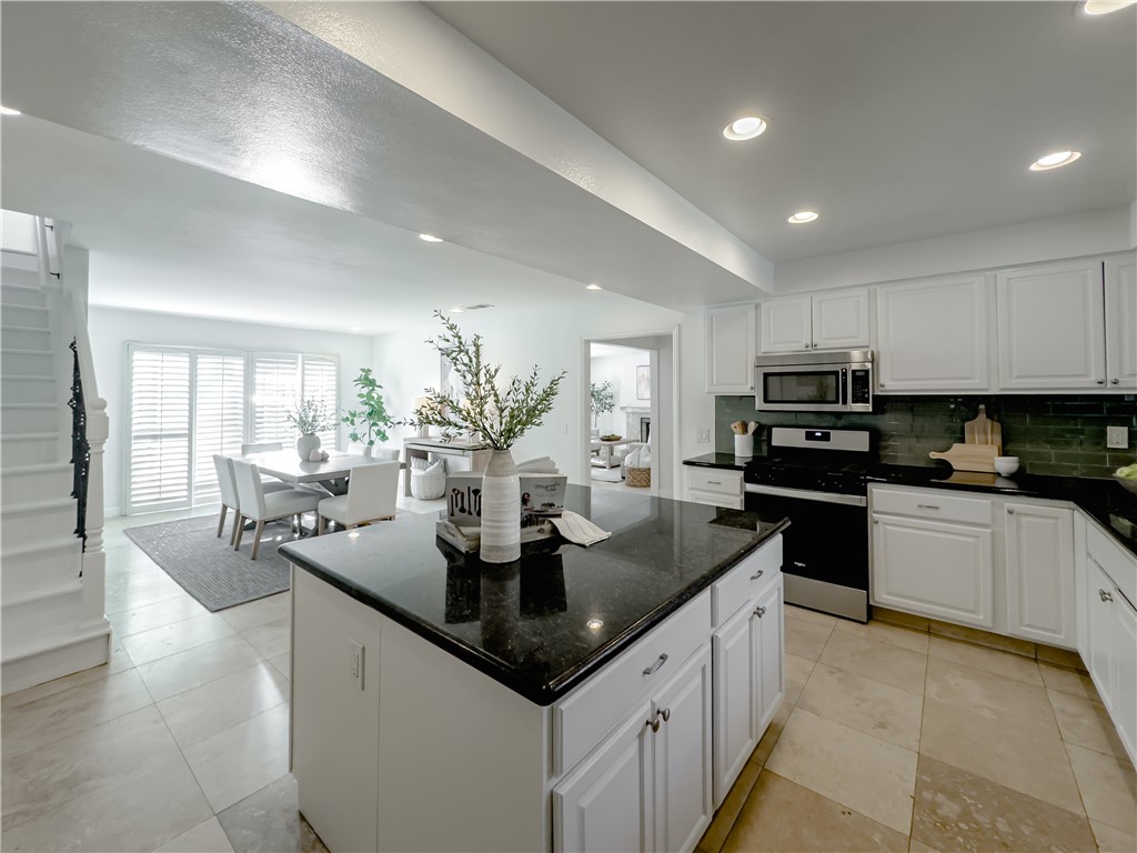 Detail Gallery Image 11 of 23 For 553 Sturgeon Dr, Costa Mesa,  CA 92626 - 5 Beds | 2 Baths