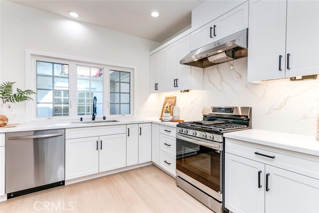 26 Seton, Irvine CA: https://media.crmls.org/medias/4973d69b-1e3a-4484-b304-10bfd3c51a6f.jpg