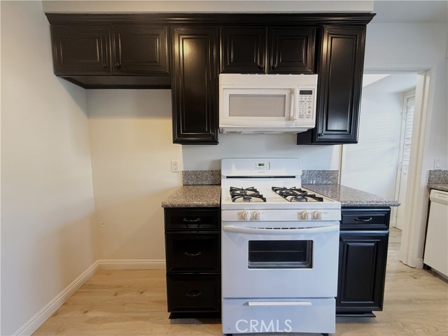 Detail Gallery Image 8 of 25 For 1974 W Glenoaks Ave #E,  Anaheim,  CA 92801 - 3 Beds | 2/1 Baths