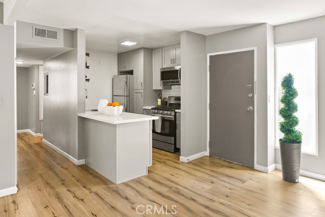 Detail Gallery Image 4 of 34 For 18620 Hatteras Street #223,  Tarzana,  CA 91356 - 3 Beds | 2 Baths