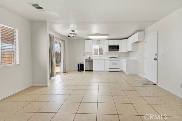 Detail Gallery Image 10 of 23 For 10402 Cimmeron Trail Dr, Adelanto,  CA 92301 - 3 Beds | 2 Baths