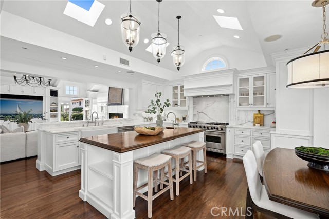 215 Marigold Avenue, Corona del Mar CA: https://media.crmls.org/medias/497d6476-ccd8-4008-a065-a2fb84ffdcc3.jpg