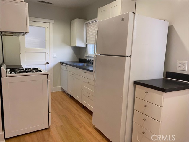 Detail Gallery Image 4 of 9 For 701 Mira Monte Pl, Pasadena,  CA 91101 - 1 Beds | 1 Baths