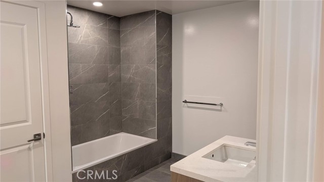Detail Gallery Image 11 of 12 For 400 S Broadway #922,  Los Angeles,  CA 90013 - 1 Beds | 1 Baths