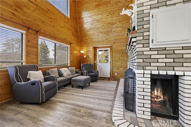39325 Lodge Road, Fawnskin CA: https://media.crmls.org/medias/49860961-7c6d-4e8d-ab41-0e95321baad6.jpg