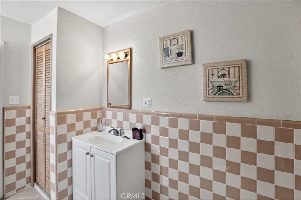 https://media.crmls.org/medias/4986ae9f-03d8-435b-a320-b4f9c20206f3.jpg?preset=X-Large