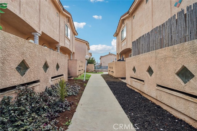 Detail Gallery Image 3 of 39 For 15928 Hunsaker #7,  Paramount,  CA 90723 - 3 Beds | 3 Baths