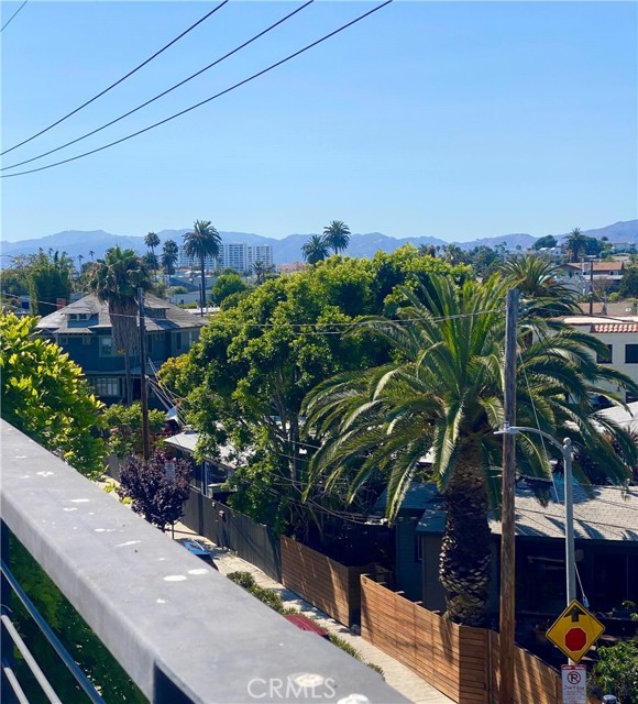 1113 Electric Avenue, Venice CA: https://media.crmls.org/medias/498e6172-13c2-49b7-ba27-730be1e2b657.jpg