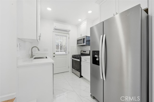 Detail Gallery Image 4 of 17 For 220 39th a,  Manhattan Beach,  CA 90266 - 1 Beds | 1 Baths