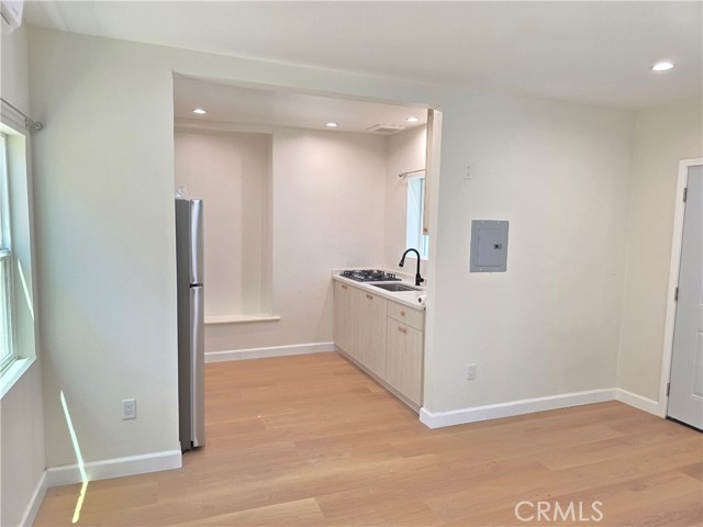 Detail Gallery Image 5 of 7 For 642 W Glenoaks Bld a,  Glendale,  CA 91202 - 0 Beds | 1 Baths
