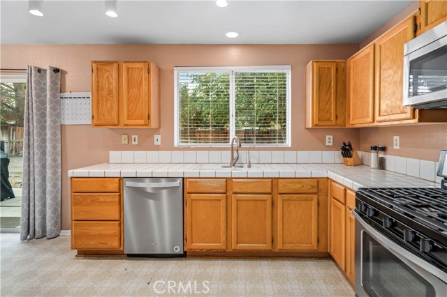 Detail Gallery Image 7 of 40 For 3039 Holline Ct, Lancaster,  CA 93535 - 4 Beds | 2/1 Baths