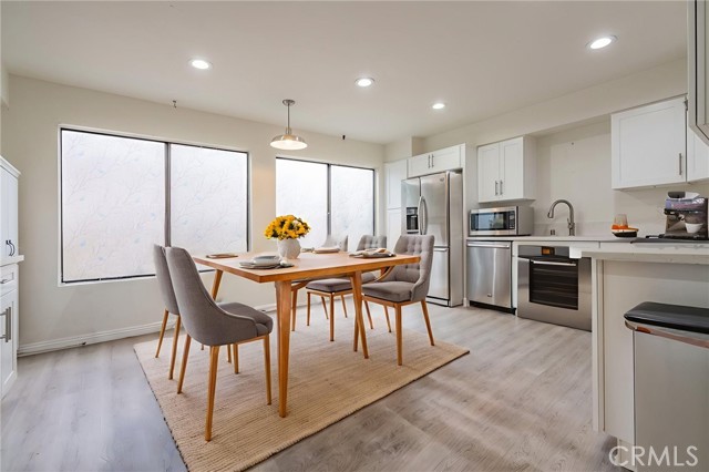 Detail Gallery Image 10 of 40 For 22038 Vanowen St #113,  Woodland Hills,  CA 91303 - 2 Beds | 3 Baths