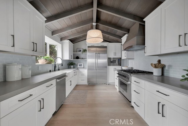 10 Camel Point, Laguna Beach CA: https://media.crmls.org/medias/49943ff8-ee4a-4e34-af7c-4593b810973b.jpg