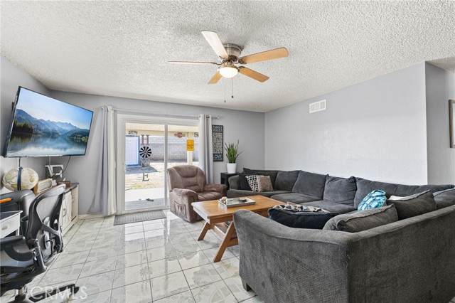 371 Claire Street, Riverside CA: https://media.crmls.org/medias/4994e754-90c7-4062-863e-d2155cf62cf8.jpg