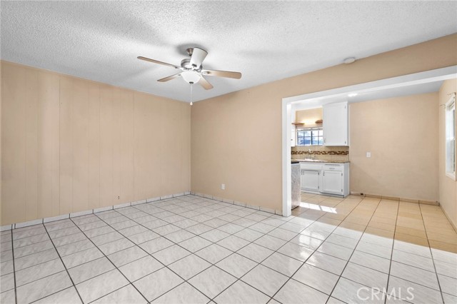 14935 Hibiscus Avenue, Fontana CA: https://media.crmls.org/medias/49974da0-fc86-477f-9b57-2d90d0900a3e.jpg