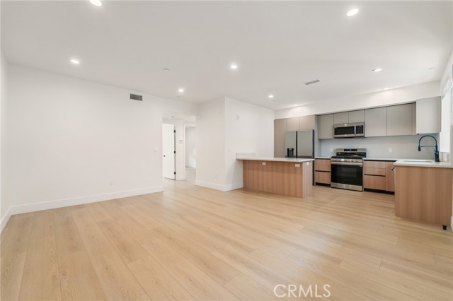 Detail Gallery Image 12 of 24 For 7510 Sepulveda Bld, Van Nuys,  CA 91405 - 3 Beds | 2 Baths