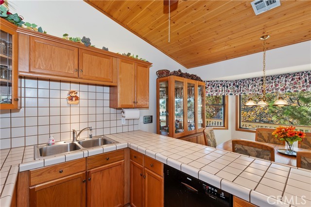 Detail Gallery Image 5 of 37 For 684 Butte Ave, Big Bear Lake,  CA 92315 - 3 Beds | 2 Baths