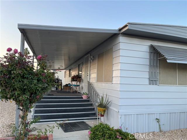 2205 W Acacia Ave, Hemet CA: https://media.crmls.org/medias/49a2b4fa-c10e-4765-a7f4-302ffd1237ff.jpg