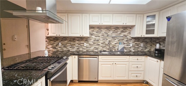 19195 Shoreline Lane, Huntington Beach CA: https://media.crmls.org/medias/49a2ec19-bc1f-43cb-91c9-e77878008eb8.jpg