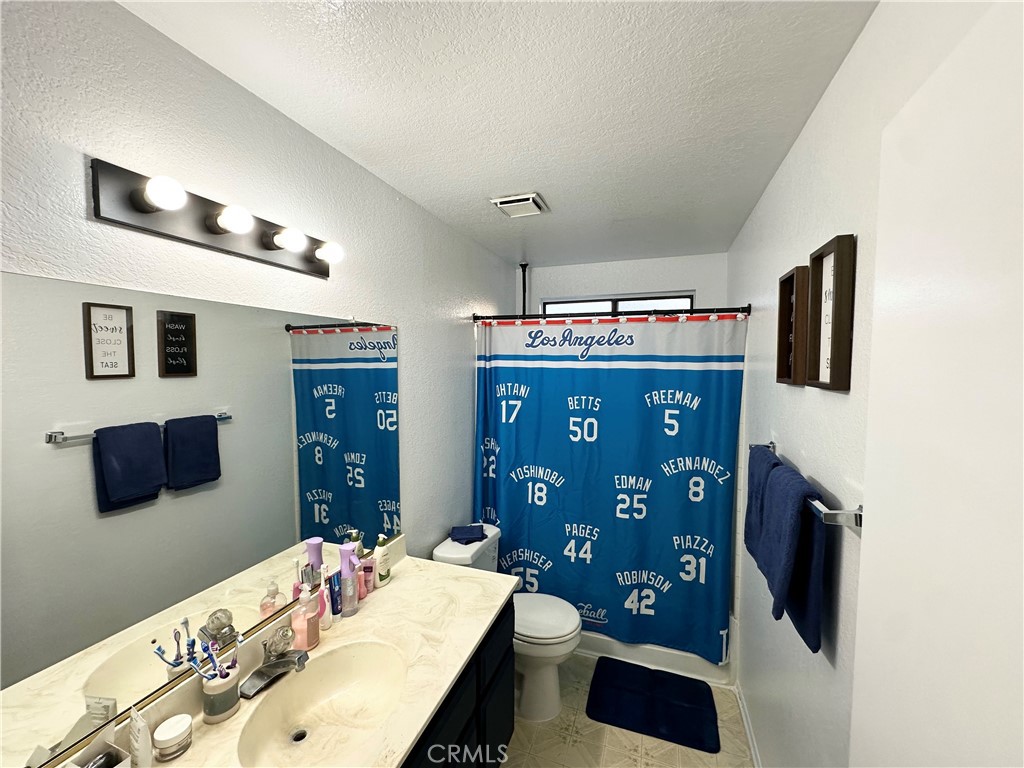 https://media.crmls.org/medias/49a4b9c6-52ce-42c2-8a24-1ace1457908c.jpg?preset=X-Large