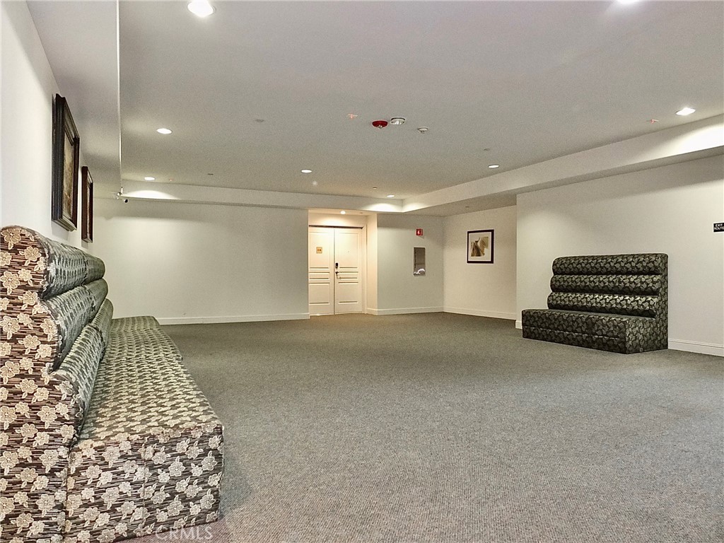 https://media.crmls.org/medias/49a857af-bce3-4bed-8fa0-12c364d28d73.jpg?preset=X-Large
