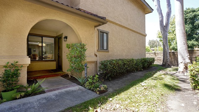 25191 Oak Canyon Lane, Lake Forest CA: https://media.crmls.org/medias/49a8feec-5dd3-4977-959e-51dd57060841.jpg
